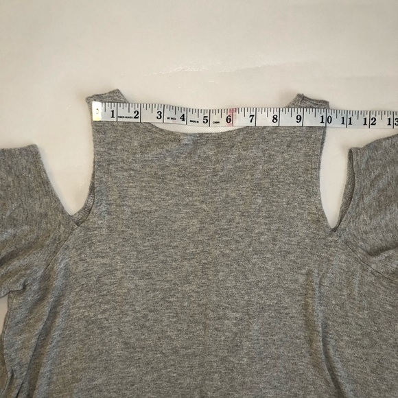 Urban Outfitter’s Kimchi Blue Cold Shoulder Top - Picture 6 of 9